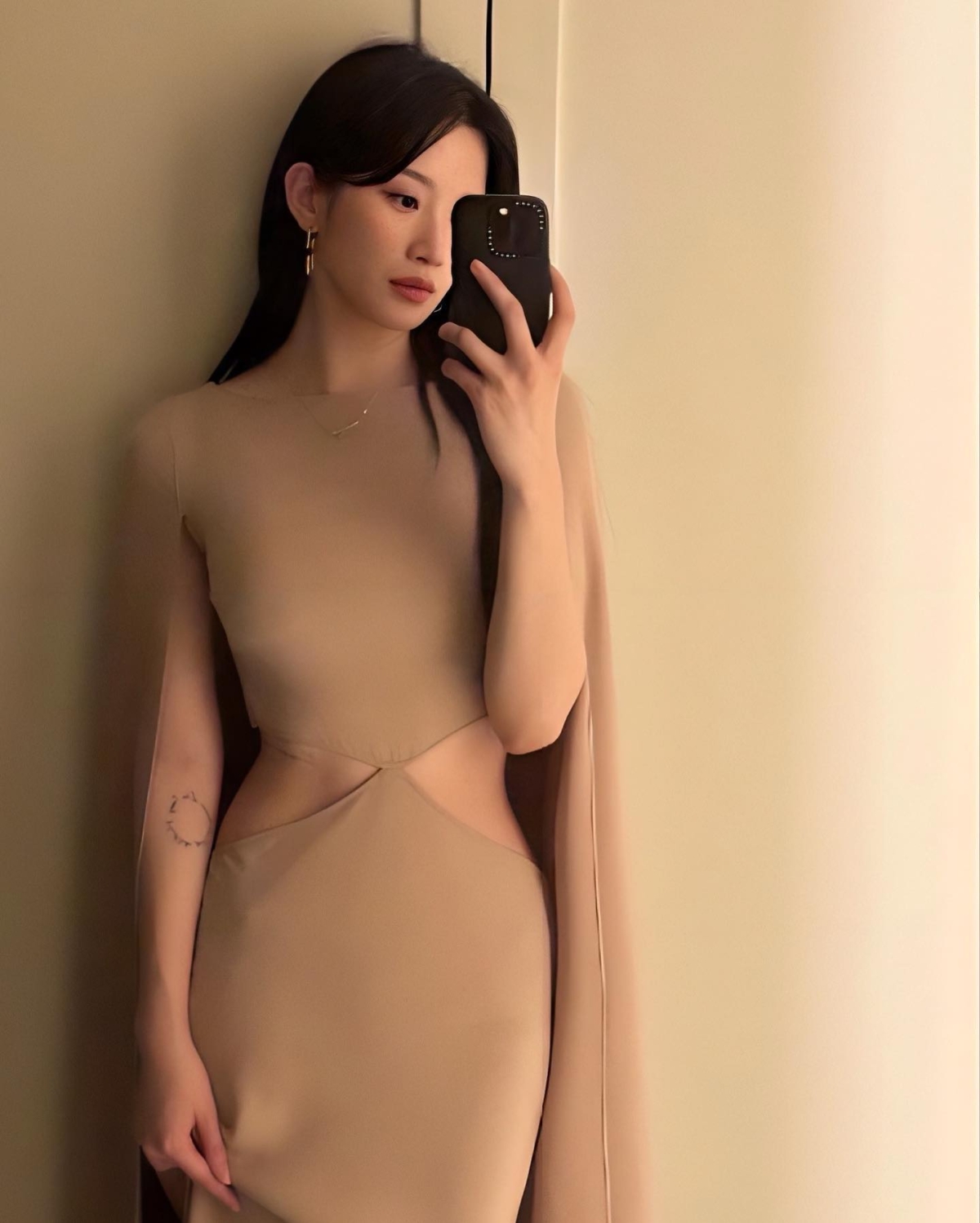 文佳煐穿搭：簡約挖腰洋裝