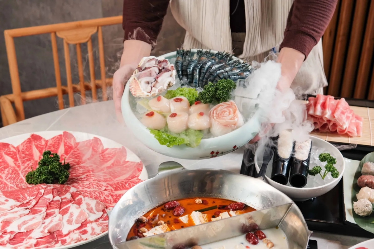 來「無老鍋」信義店可以一邊大啖火鍋一邊豪飲手搖杯。