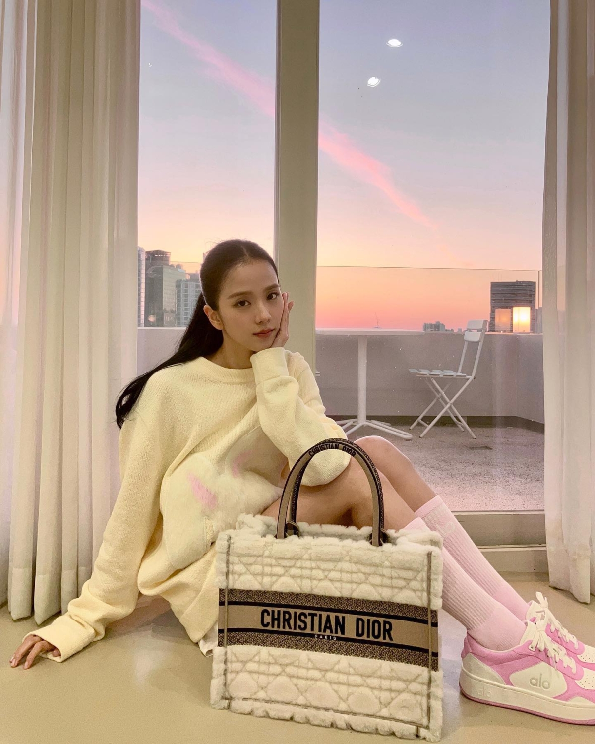 BLACKPINK Jisoo 穿著ALO粉紅球鞋
