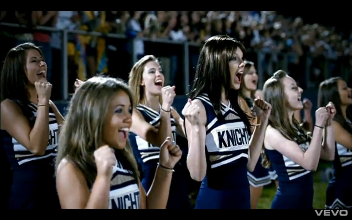 泰勒絲《You Belong With Me》一人飾演兩角