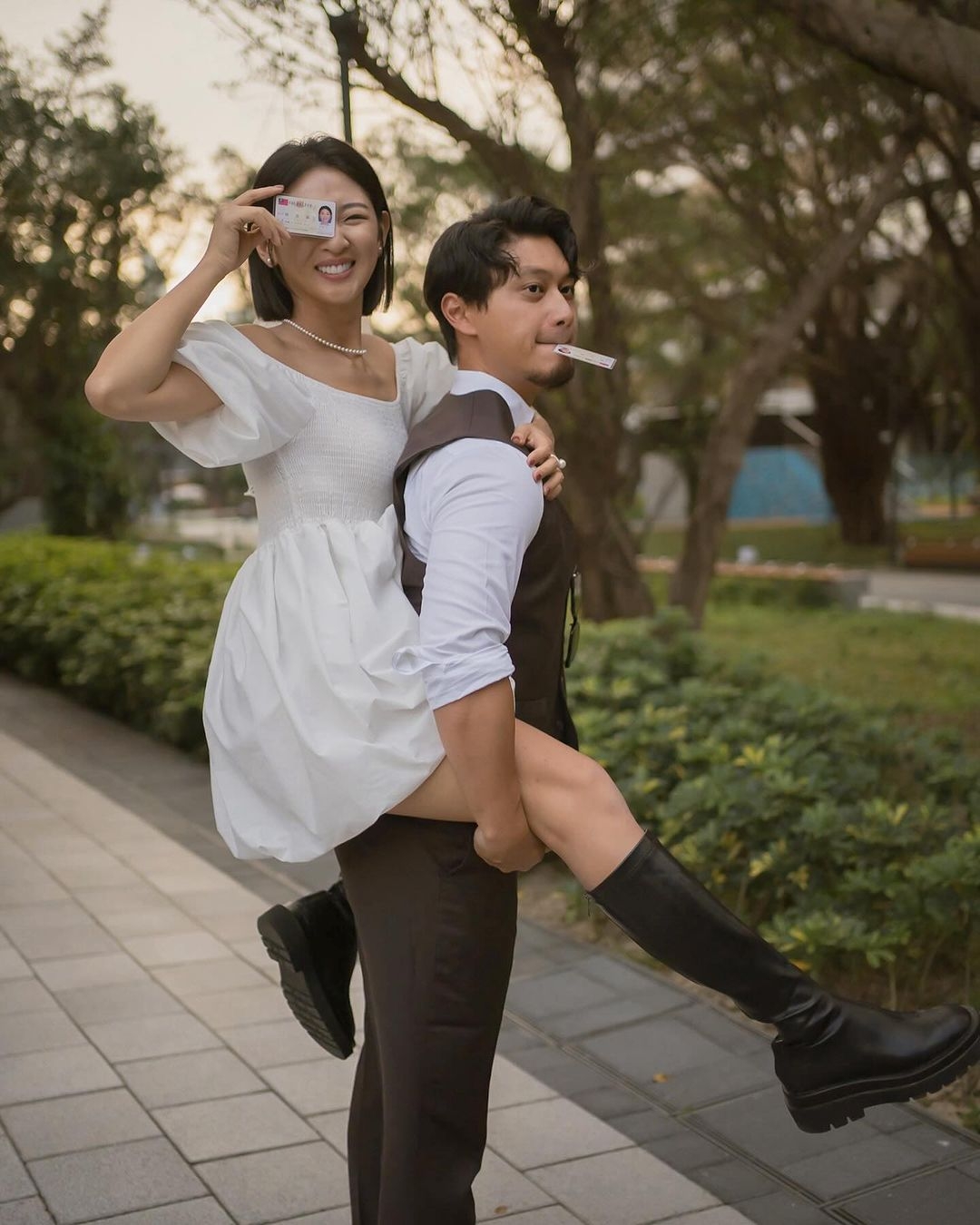 趙筱葳被老公揹著去登記