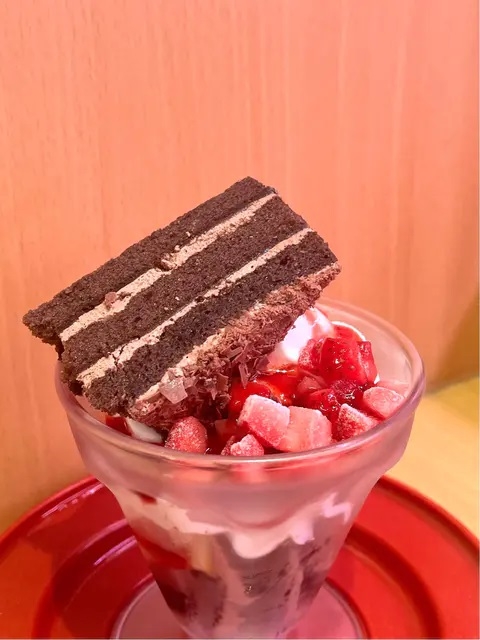 「草莓巧克力聖代」在2023年10大人氣甜點當中奪冠。