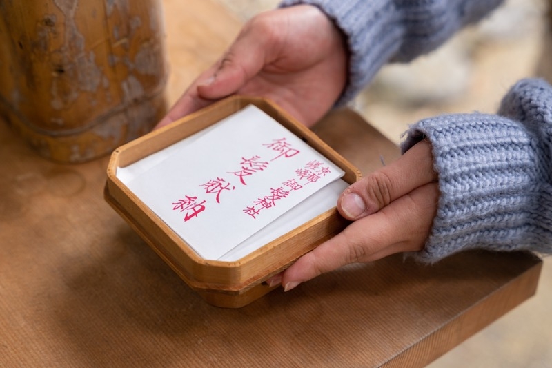把自己的頭髮剪下,祈求保佑