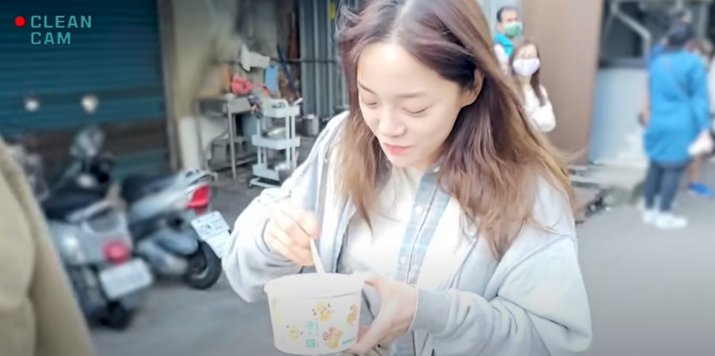 金世正邊走邊吃引來路人多看了幾眼。