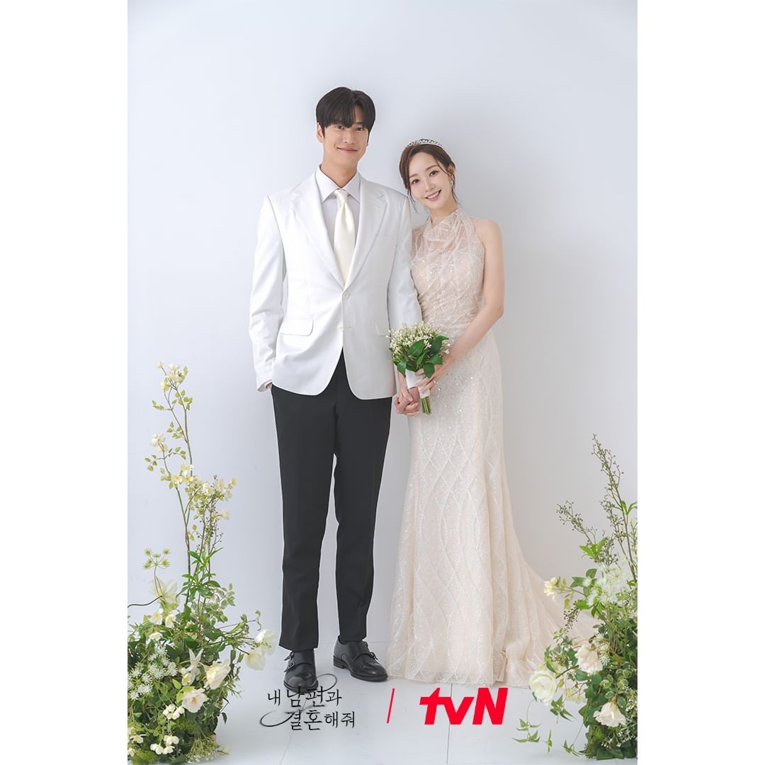 「姜智媛」、「劉志赫」第二套婚紗禮服清新脫俗。