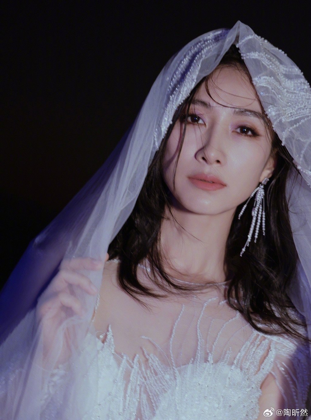 陶昕然近期拍攝婚紗寫真照。