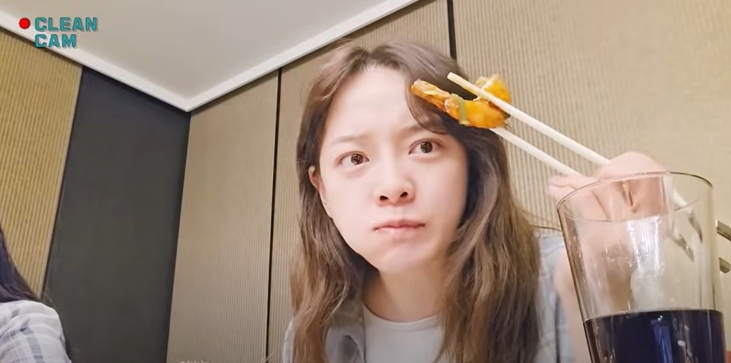 金世正一邊吃一邊夾起蝦子瞧!