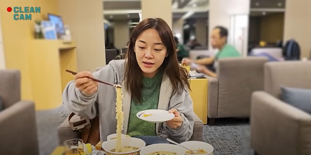 金世正也嘗試了台灣泡麵。