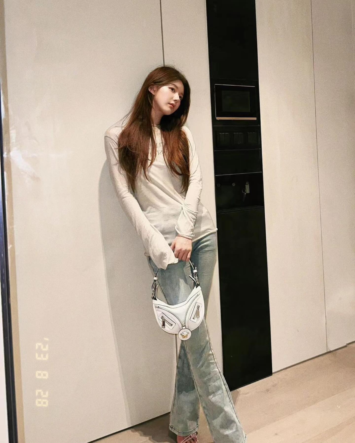 趙露思私服穿搭搭配Versace Repeat Hobo 小型肩背包