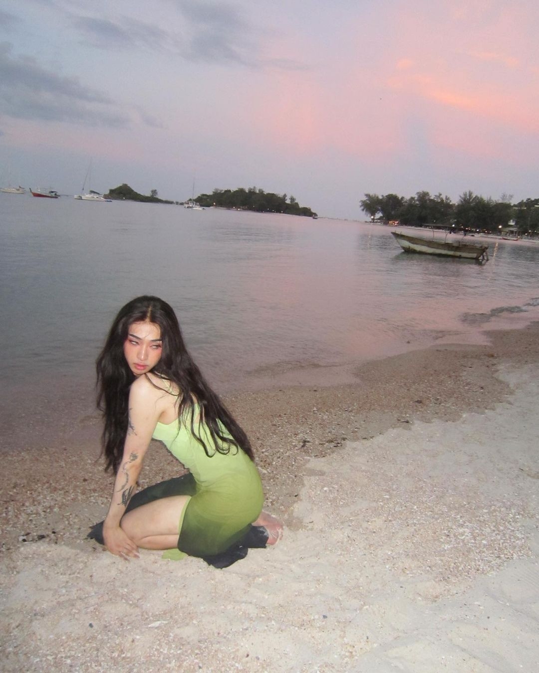 伊能靜親自幫兒子拍下女裝美照