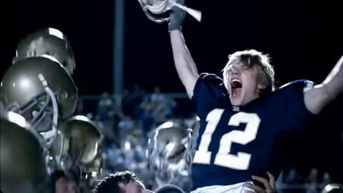 泰勒絲《You Belong With Me》MV男主角也是美式足球員