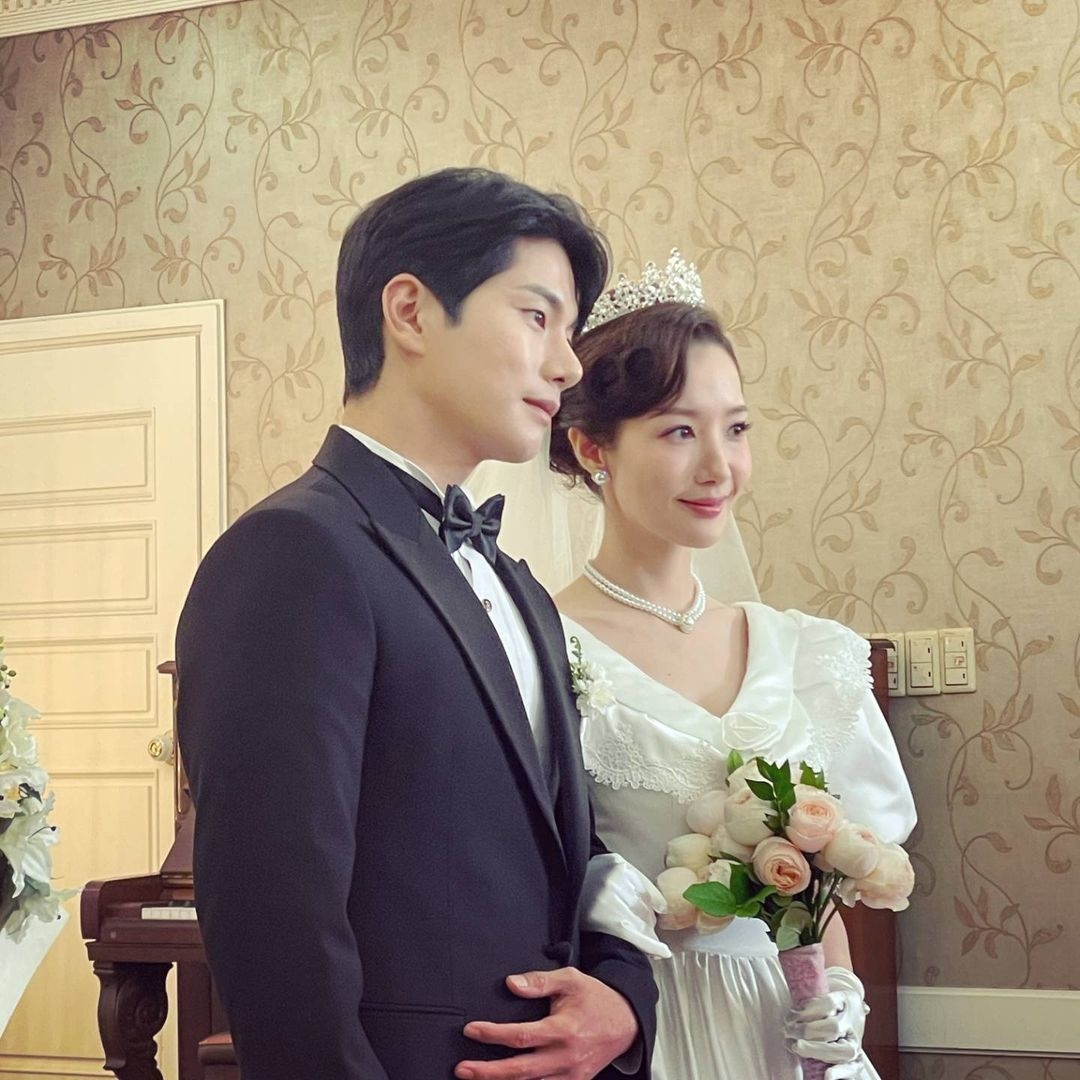「姜智媛」與「朴敏煥」婚紗禮服走復古風。