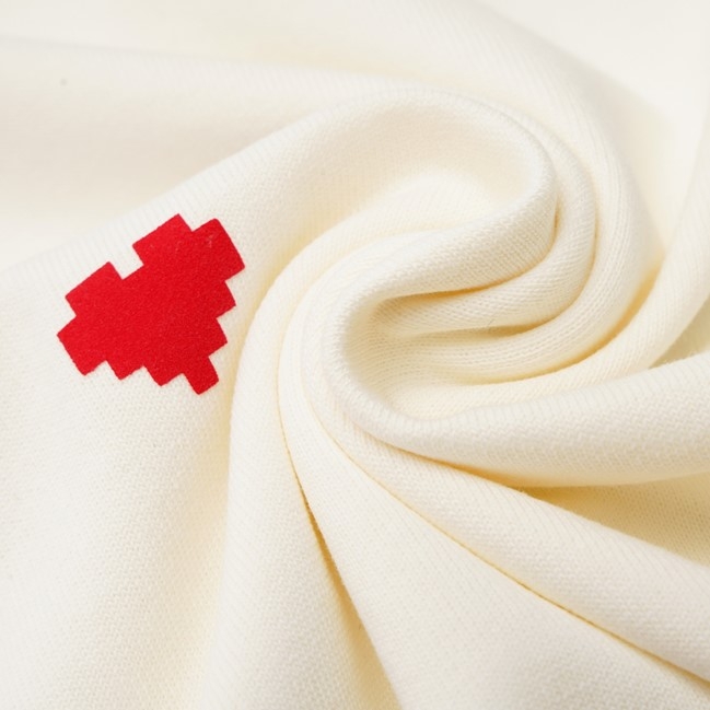 PALLADIUM以棉花糖白色襯托紅色愛心圖案，營造出溫馨柔軟的情人節浪漫氛圍