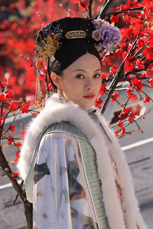 甄嬛在入宮後變得越來越堅強，心境與以往大不如前。