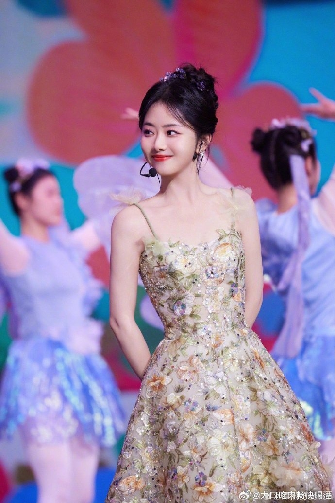 譚松韻以春天仙子裝扮登上新年晚會，再次贏得滿堂彩。