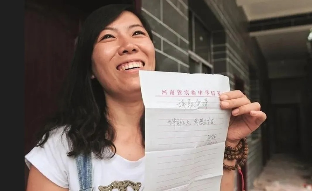 當年寫下「世界那麼大，我想去看看」辭職信的女教師，就是照片中的顧少強