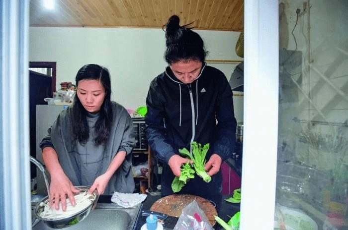 顧少強與老公每天打理民宿清潔與餐飲