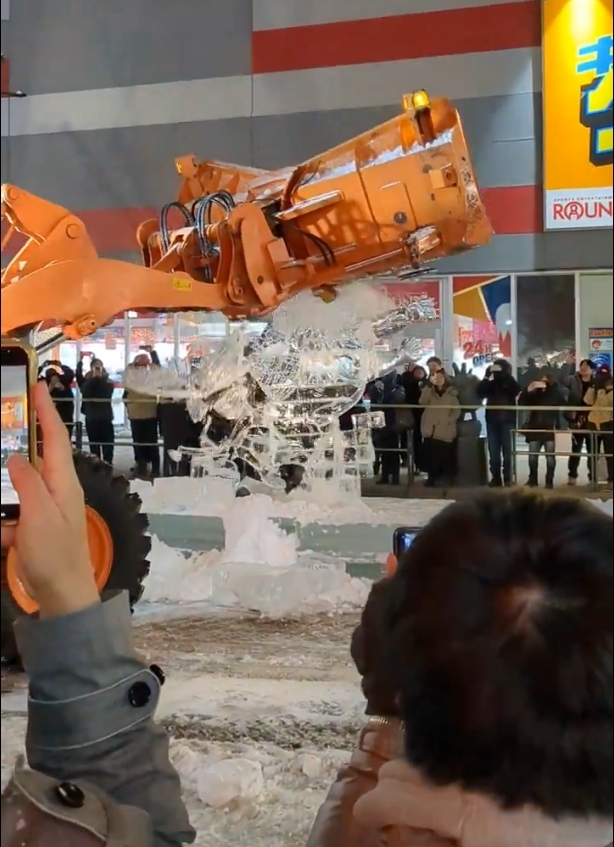 「札幌雪祭」結束時,都會由推土機來壓碎所有冰雕作品