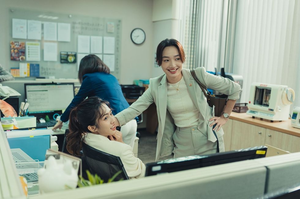 蔡思韵、何思靜在《還錢》飾演銀行員同事。