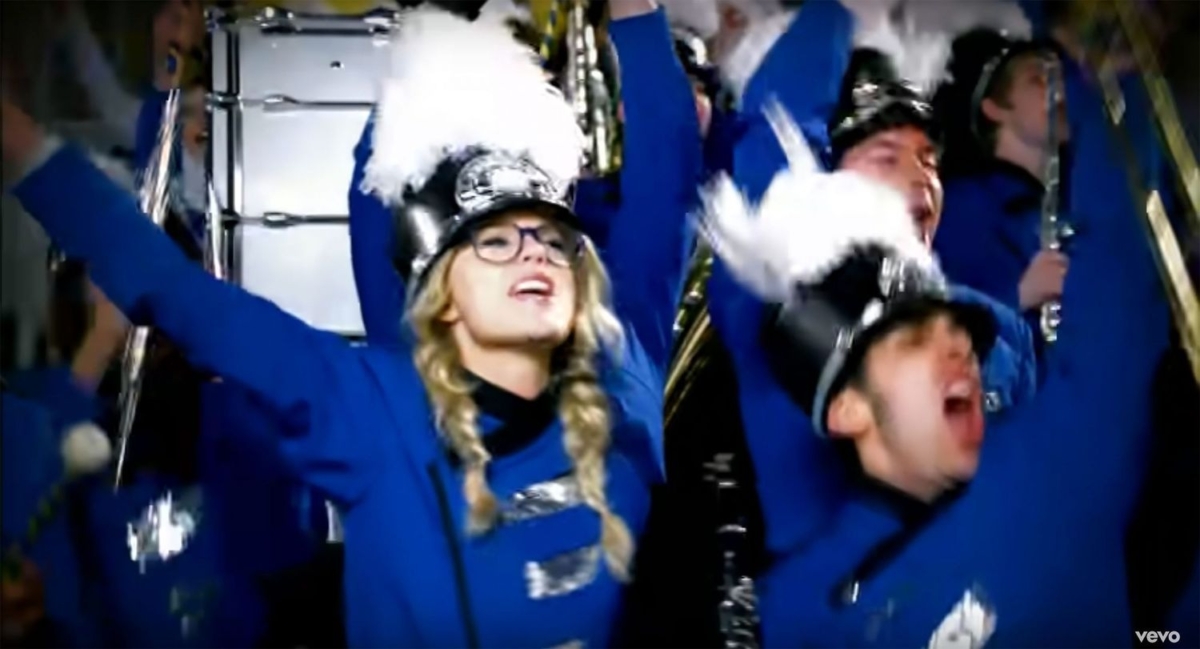 泰勒絲《You Belong With Me》眼鏡宅女暗戀校草