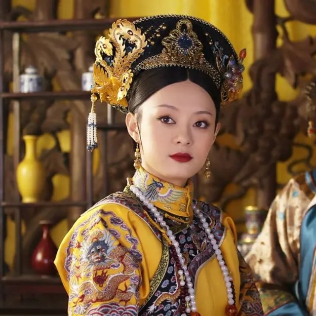 甄嬛擊敗皇后之後再運用智慧制服全場，終於成為宮鬥冠軍。