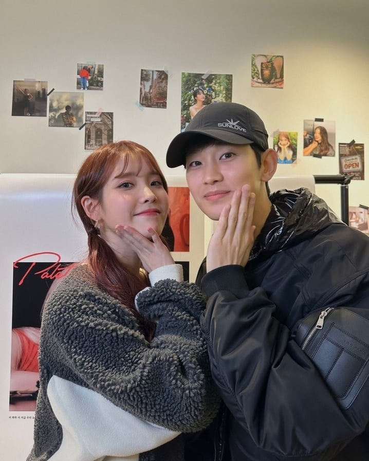 金秀賢IU後台合照