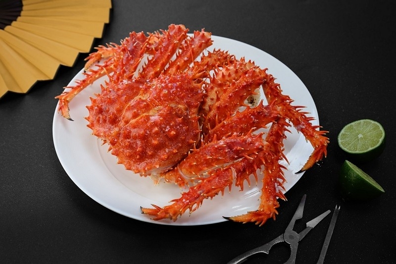 台北六福萬怡酒店以帝王蟹烹煮出豪華情人節大餐。