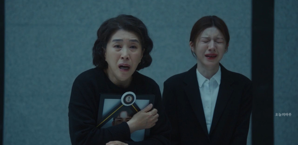 男主角的母親和女友都難以承受失去摯愛的悲痛。