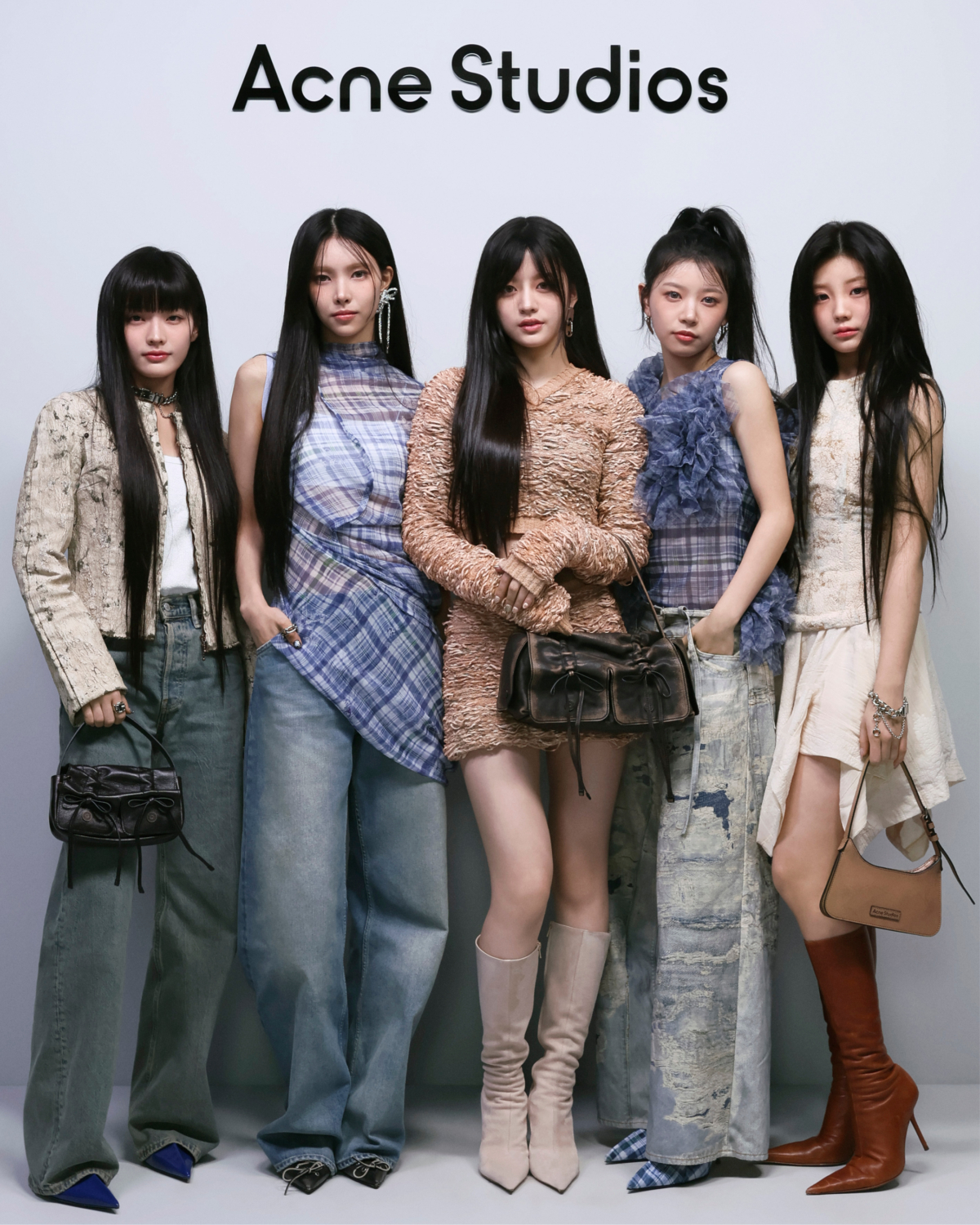 ILLIT 出席 巴黎時裝週Acne Studios 2024 秋冬女裝系列