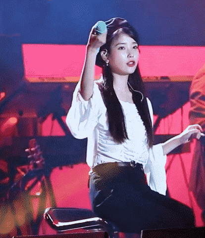 IU表演中淡定彈飛身邊的蟲子