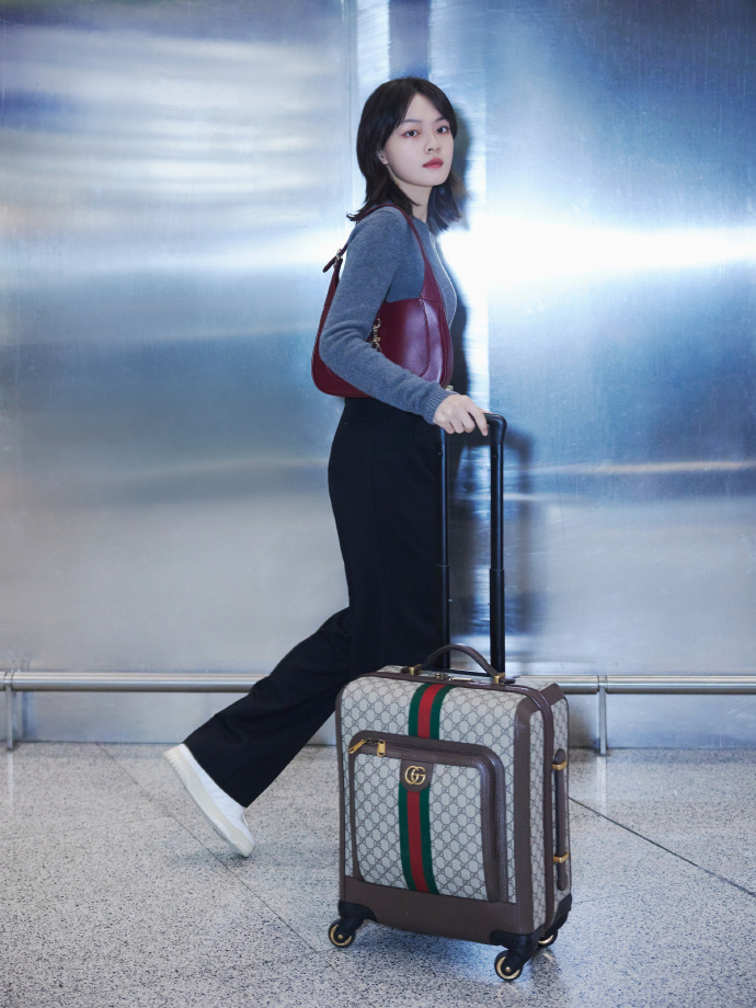 女演員文淇文淇出發前往米蘭參與GUCCI 2024秋冬女裝時尚大秀