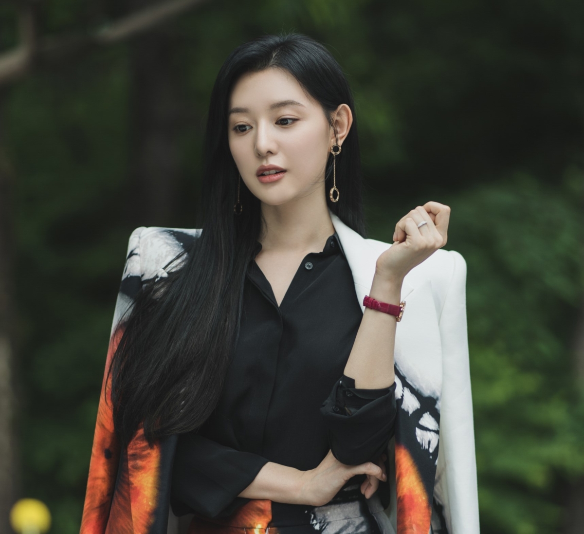 金智媛穿戴DAMIANI珠寶耳環