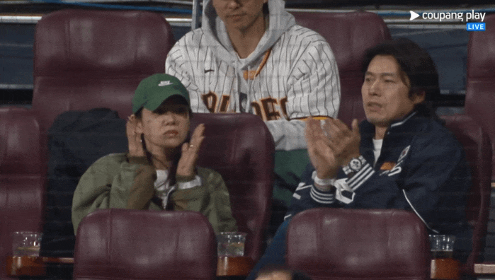 孔劉、李棟旭和孫藝真、玄彬夫妻一起相約看球