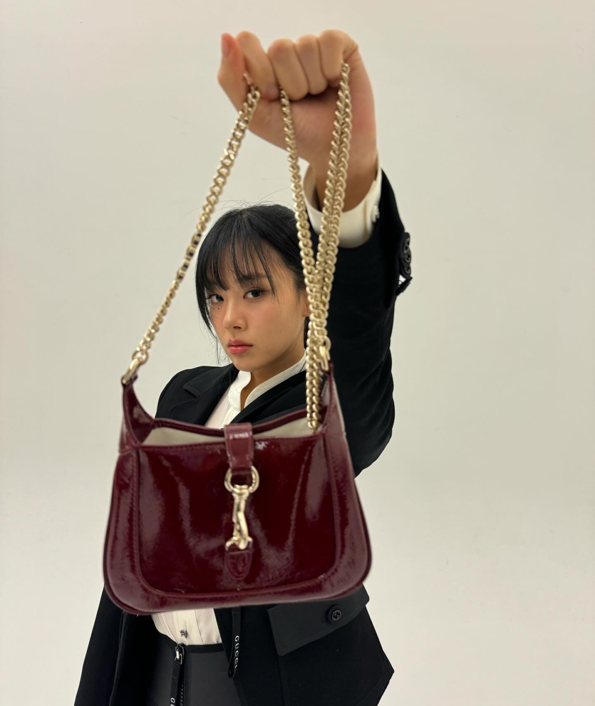 R&B「怪物新人」BIBI揹上新款Jackie Notte鍊帶包入鏡