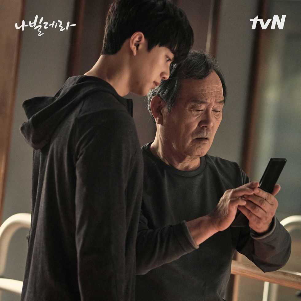 許多長輩對智慧型手機相當依賴，甚至比年輕人還要著迷拍照、打卡！