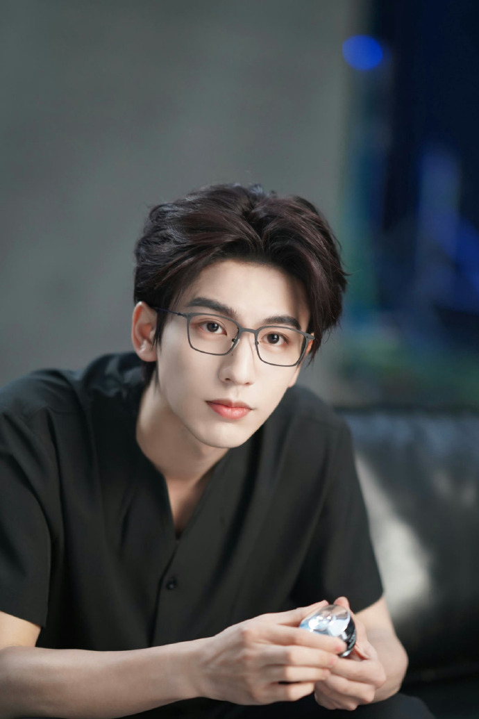 張凌赫眼鏡造型引起討論