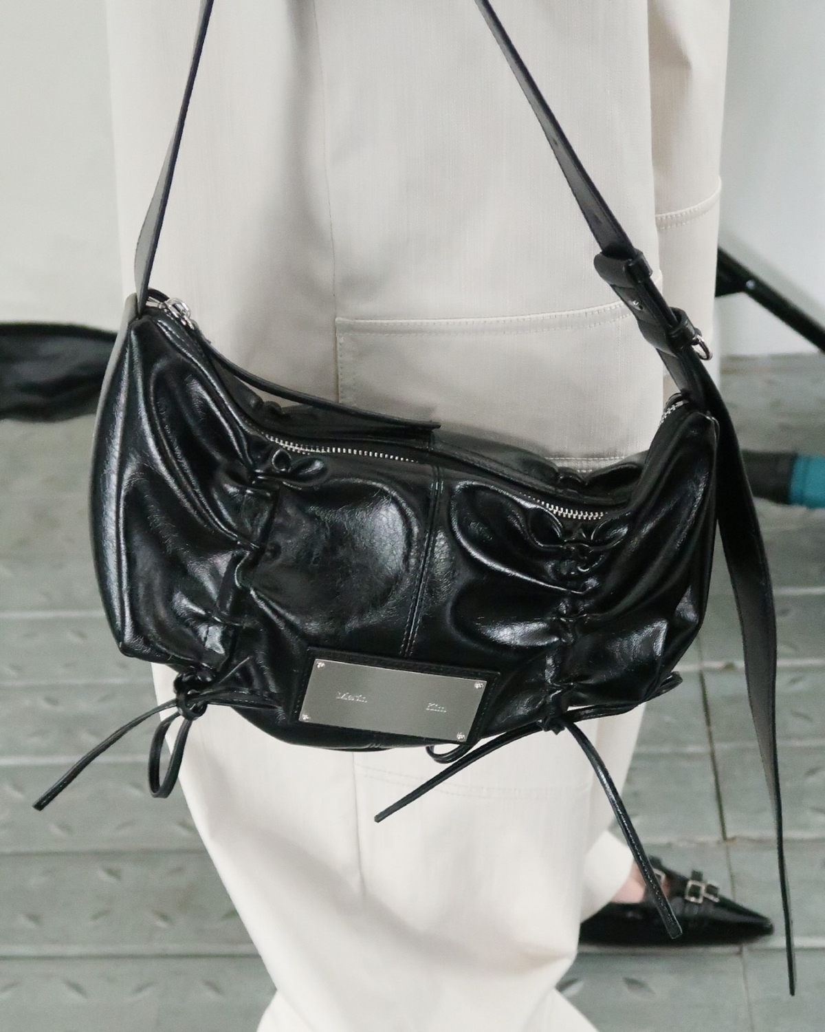 MATIN KIM HALF SHIRRING RIBBON ROUND BAG