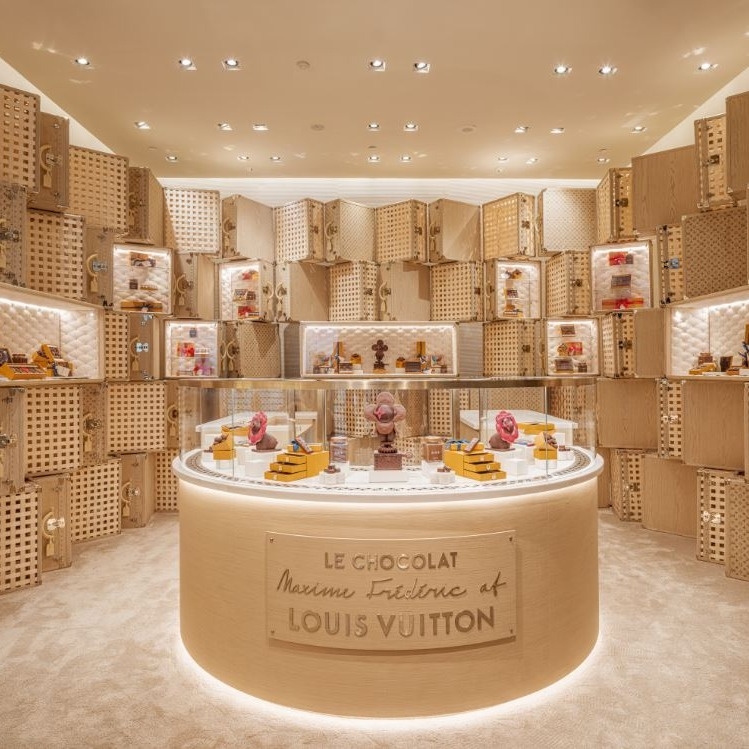 以行李箱為設計靈感的新加坡LV巧克力專賣店富麗堂皇