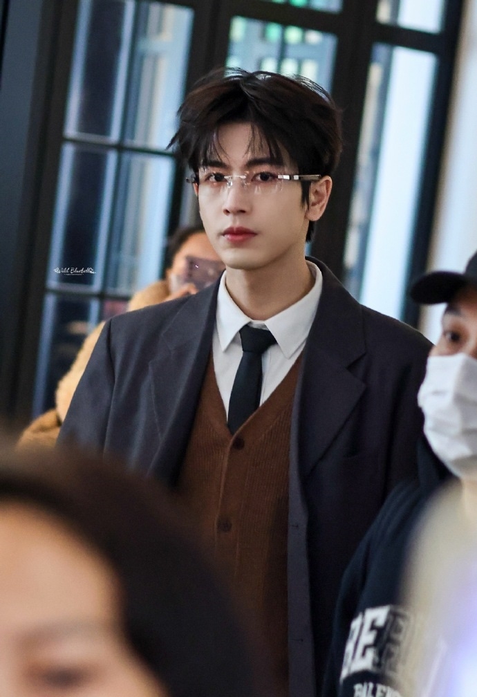 張凌赫被觀眾敲碗演出霸氣總裁