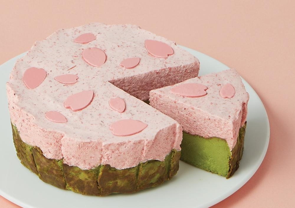 辻利茶舖「抹櫻巴斯克」蛋糕將櫻花紛飛瞬間完美復刻。