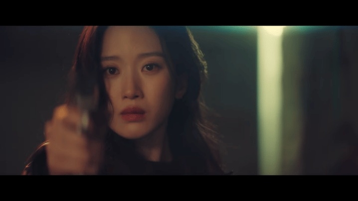 文佳煐舉起手槍