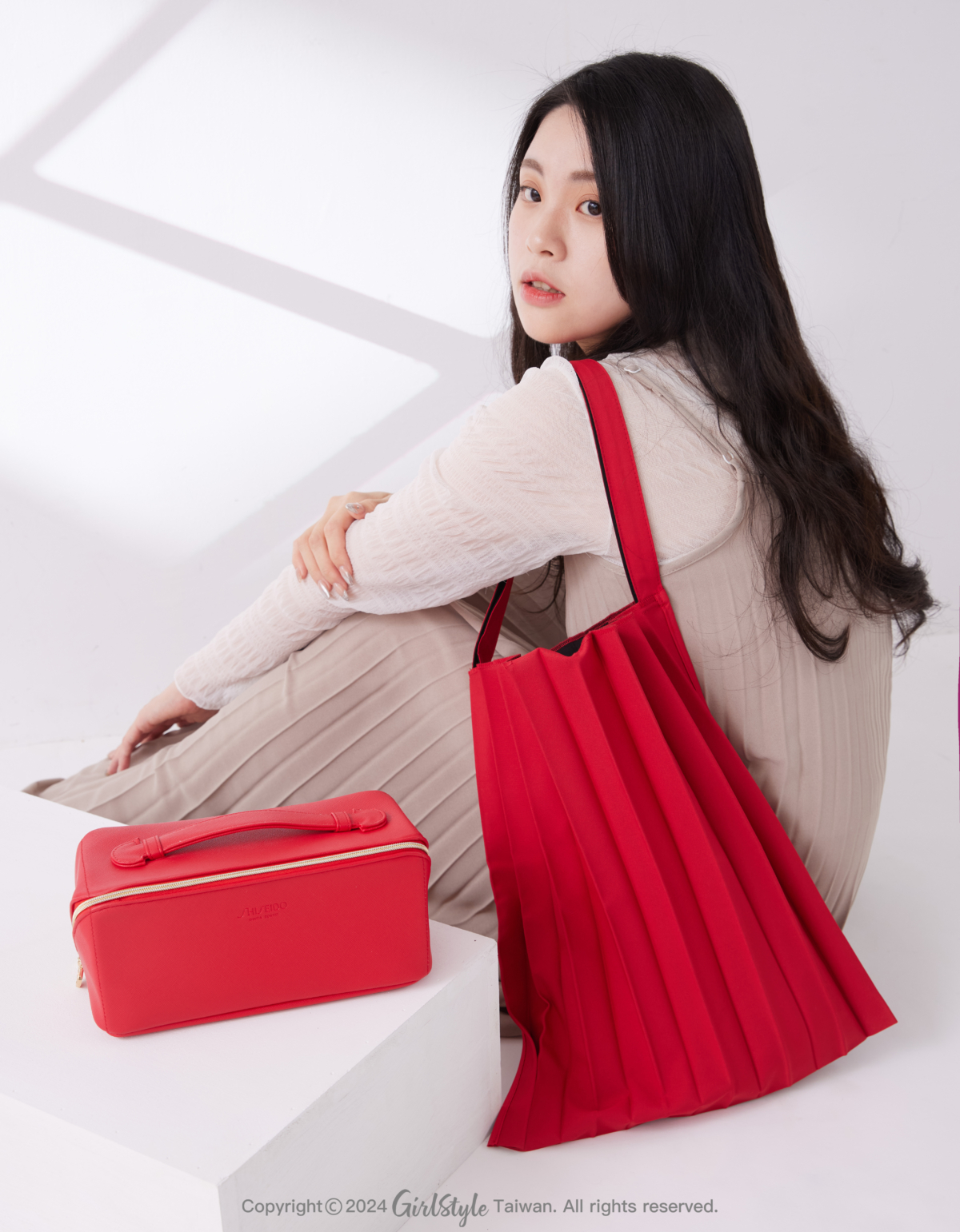 紅色奇蹟電波禮盒滿額贈奇蹟經典雙面百褶包