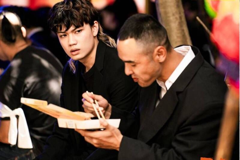 阮經天在《周處除三害》吃得排骨便當讓人看了好想吃！