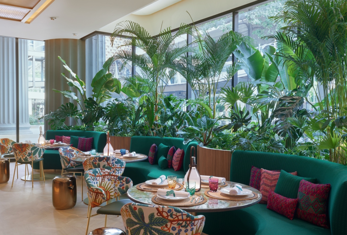 品牌運用大量的綠意讓咖啡廳洋溢著熱帶風情。