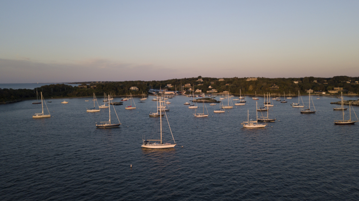 羅德島州從波士頓(Boston) 乘坐美國鐵路(Amtrak) 到紐波頓 (Newport) 僅需一小時車程