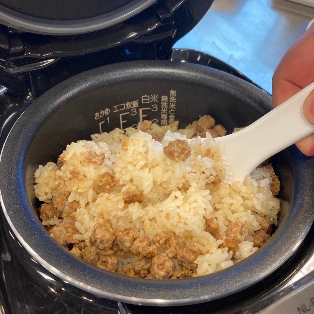 加入飯鍋裡煮成謎肉飯