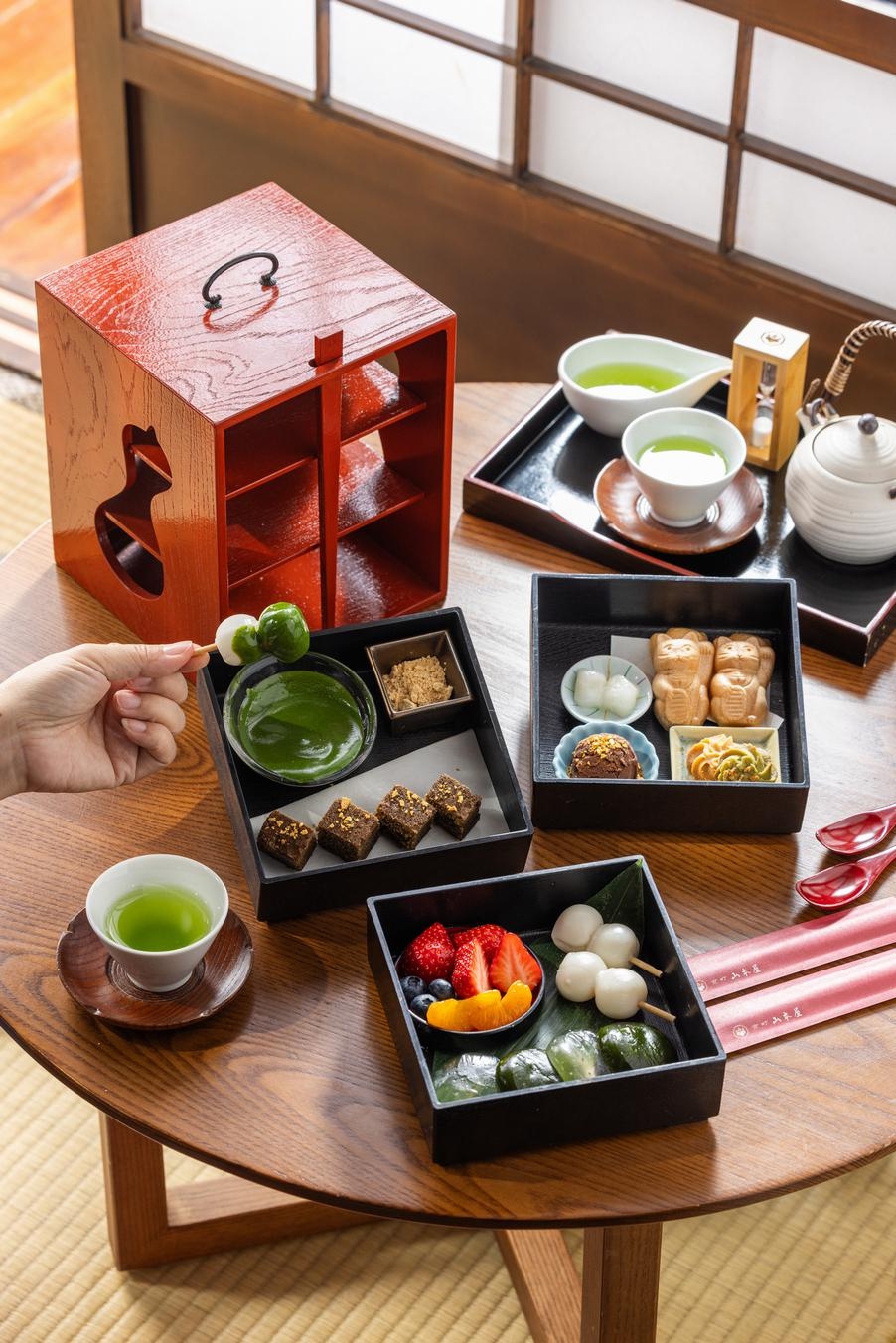 京町山本屋「抹茶巧克力菓子御重」華麗上桌吸引饕客搶拍。