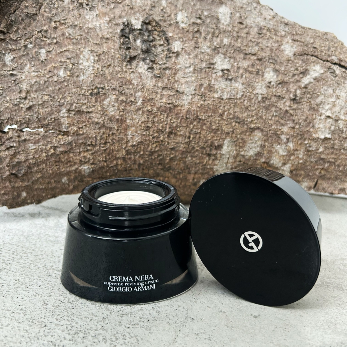 【黑曜岩新生奇蹟乳霜】50ml / NT$15,800 圖片出處: Armani Beauty