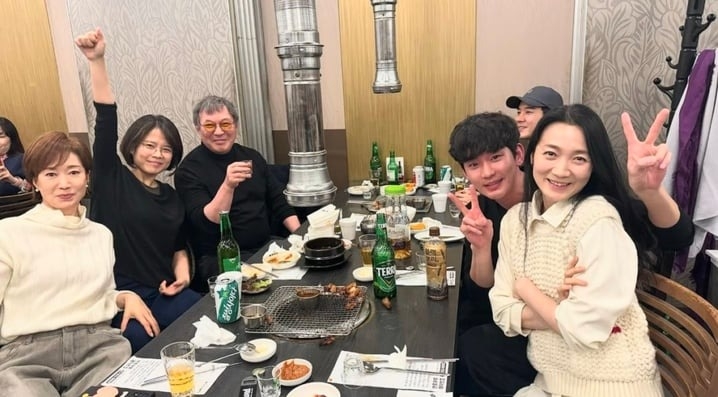 金秀賢新劇《淚之女王》殺青合照