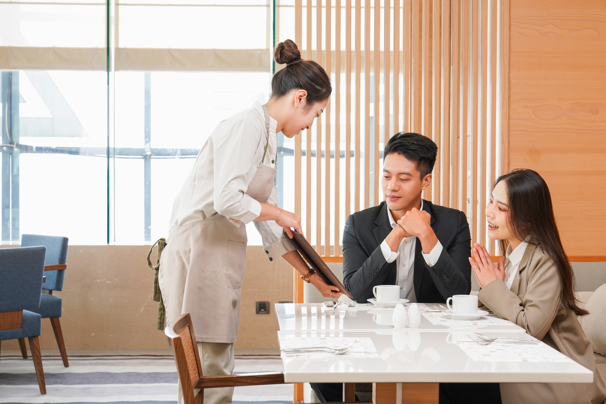 Cozzi THE Roof景觀餐廳幫情侶打造高空甜蜜約會。